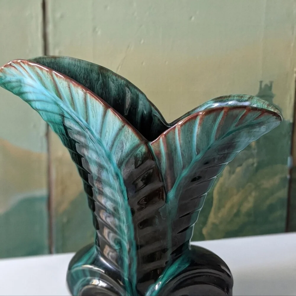Vintage Blue Mountain Pottery Deco Leaf Vase - Picture 3 of 8
